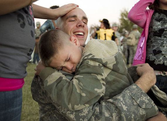 23 Heartwarming Photos Of Soldiers Being Reunited With Their Families