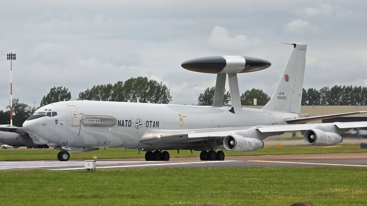 Based On The Civilian 707 Commercial Aircraft The Awacs Features A 30