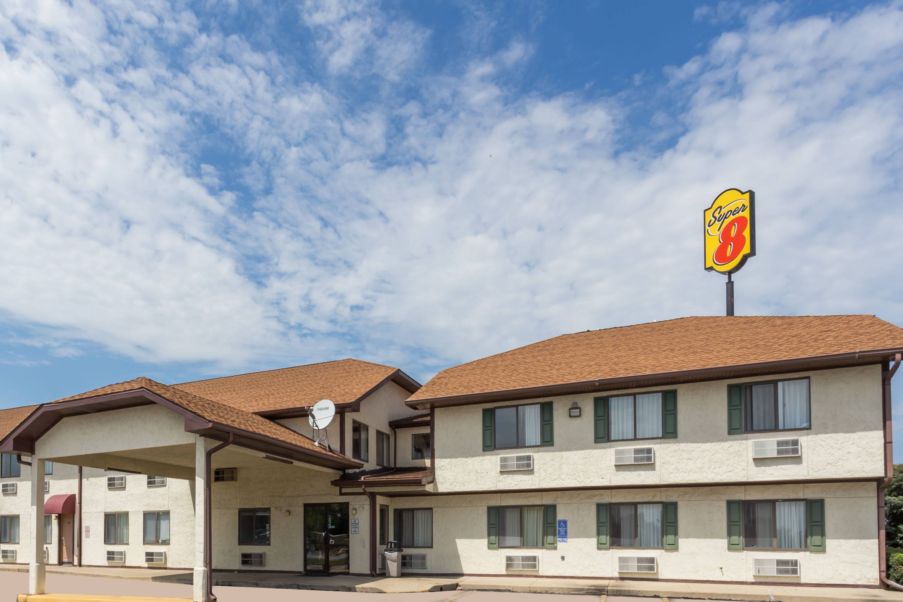 Days Inn Amp Suites By Wyndham Of Morris Morris Il Hotels