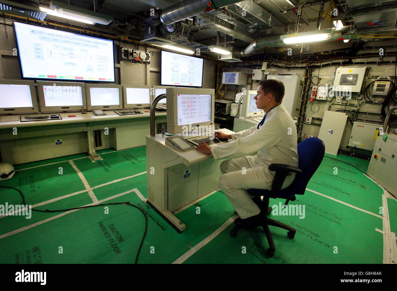 El Teniente Andrew Watkis En El Centro De Control De Buques Del Buque