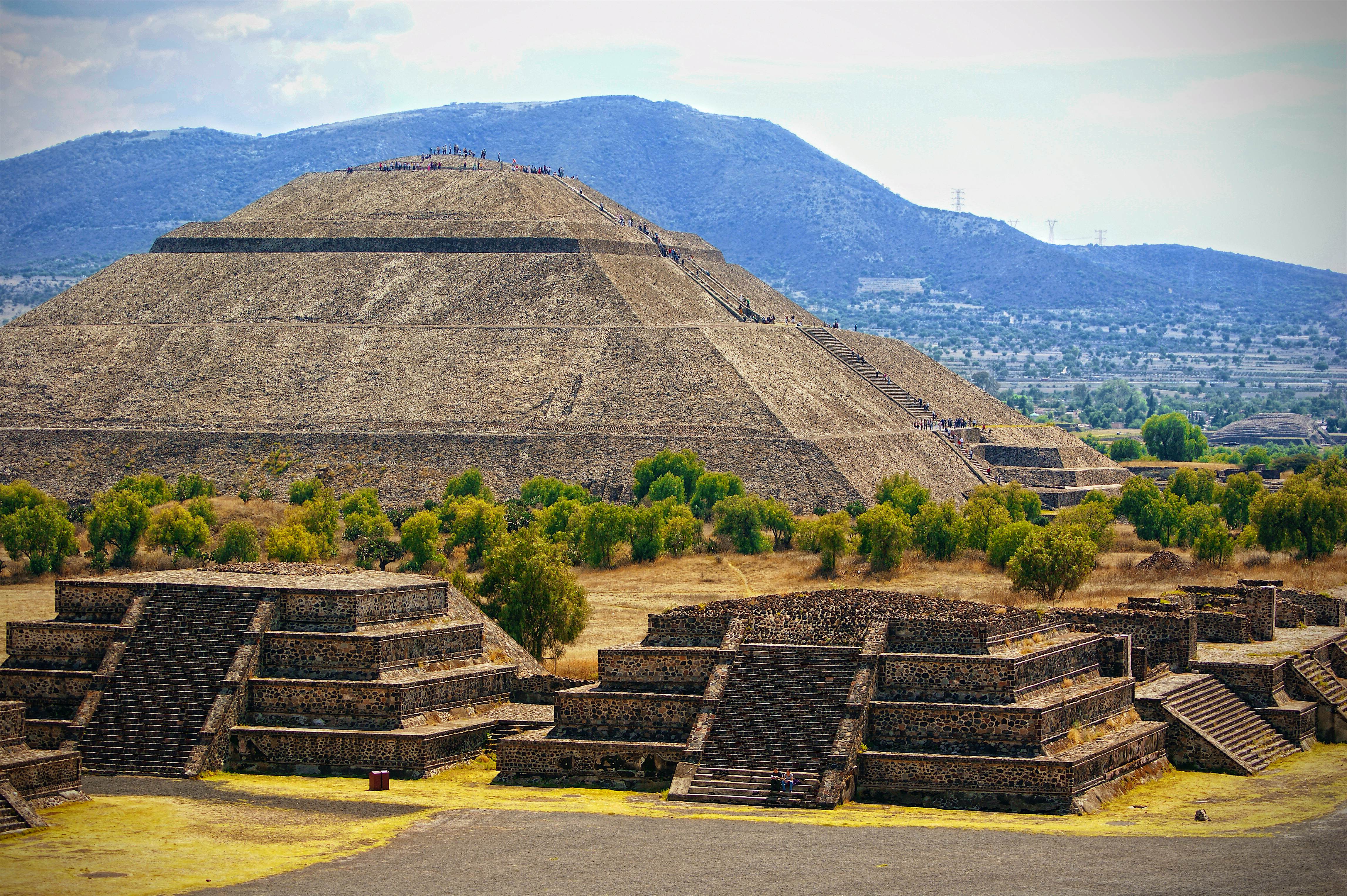 Piramides De Luna En El Fondo Teotihuacan Mexico Piramidedelaluna Teotihuacan Mexico