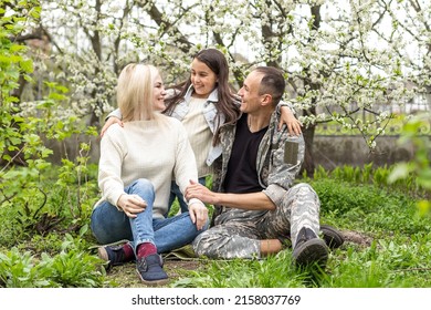 Us Army Soldier Reunited With Family In Park Stock Footage Sbv